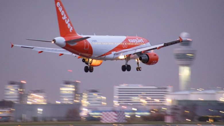 Një aeroplan për në Mbretërinë e Bashkuar duhej të devijonte fluturimin pas raportimit për një bombë ‘të mundshme’ në bord