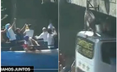 Festë e çmendur në Buenos Aires, një tifoz arrin të hidhet në autobus me lojtarët – tjetër e pëson keq pasi bie në tokë
