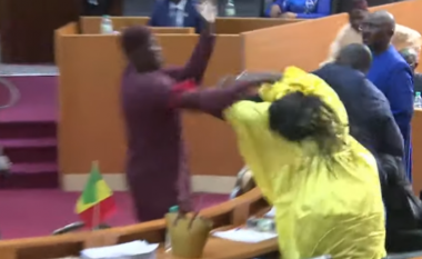Deputeti godet shuplakë kolegen në parlamentin e Senegalit