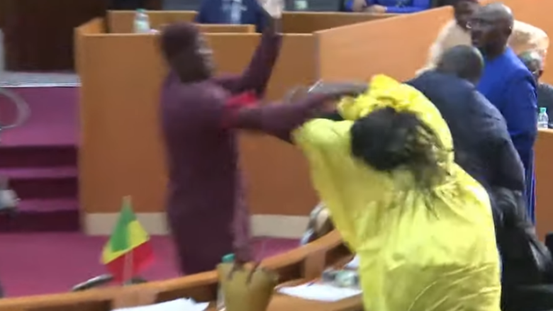 Deputeti godet shuplakë kolegen në parlamentin e Senegalit