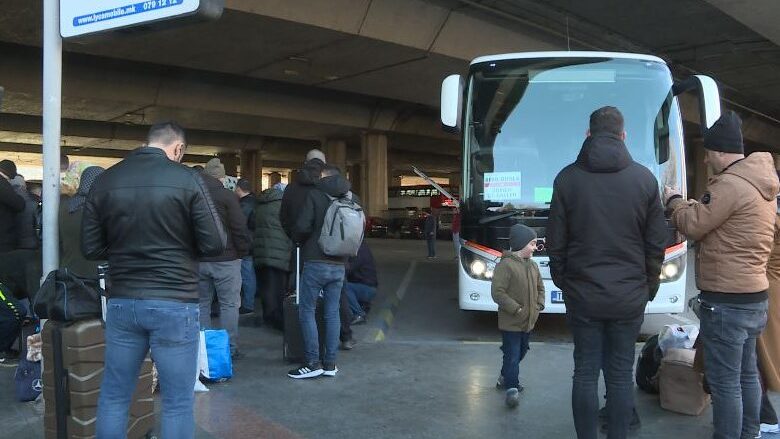 Autobusat të mbushur plotë në stacionin e Shkupit, vazhdon migrimi drejt Perëndimit