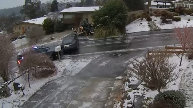 Momenti kur Tesla rrëshqet në akull dhe godet makinën e policisë në Seattle