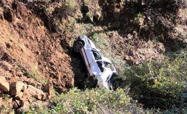 Makina del nga rruga dhe bie në humnerë, aksident me vdekje në Elbasan
