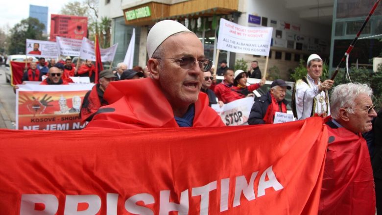 Tensionet në veri të Kosovës, qytetarët protestojnë para ambasadës serbe në Tiranë