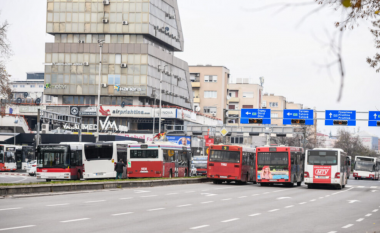 Rreth 200 autobusë ende në rrugët e Shkupit, të shtunën do të diskutohet për mënyrën e vazhdimit të protestës