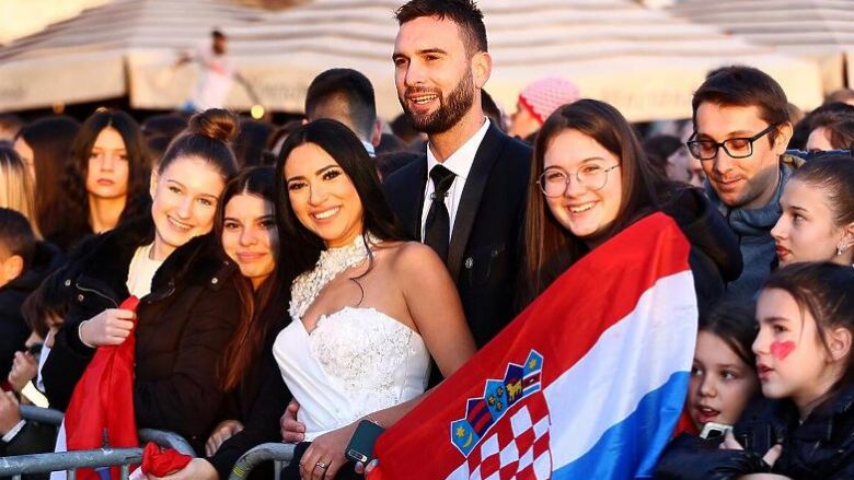 Një çift i sapomartuar mori vëmendje në turmë, ndërsa iu bashkua festës pas suksesit të Kroacisë në Katar 2022