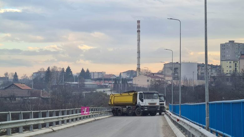​Shtohen lëvizjet e policisë dhe të EULEX-it afër barrikadës në veri të Mitrovicës