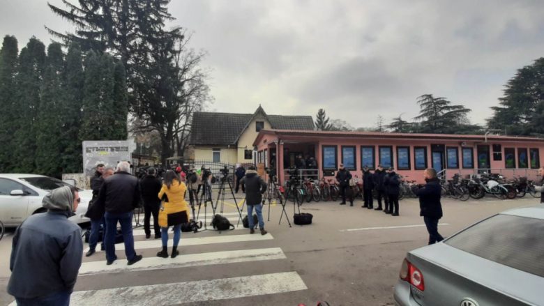 Policia e ruan Arsovskan derisa transportuesit privatë protestojnë