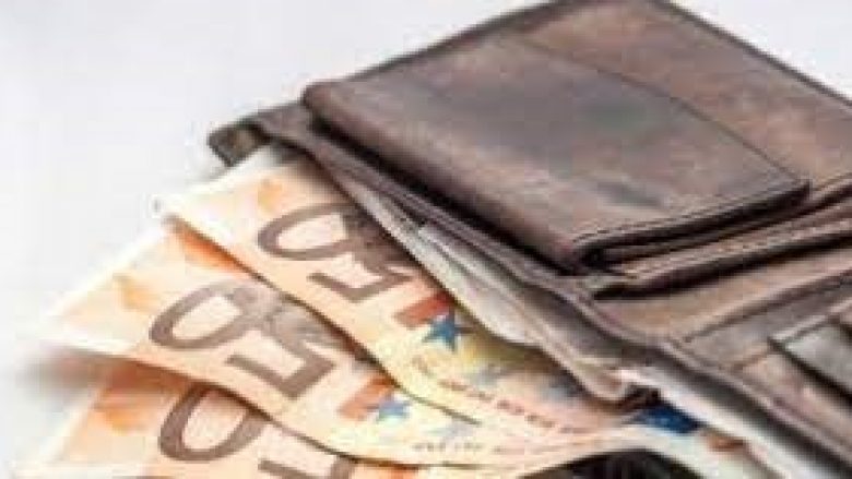 Qytetari në Mitrovicë gjen një shumë të parave dhe i dorëzon në polici