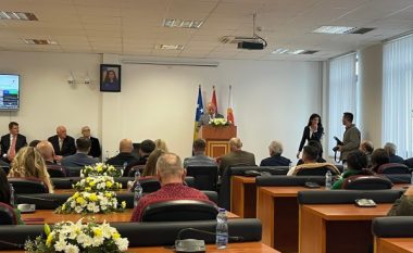 Ish-presidentët shqiptarë, Moisiu, Meidani e Topi shpallen “Qytetar nderi” të Drenasit 