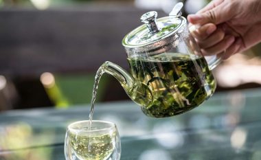 Ndihmojnë në lehtësimin e fryrjeve dhe largimin e toksinave: Tri çaje që veprojnë si diuretikë natyralë