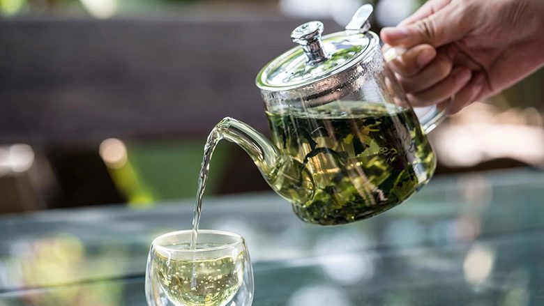 Ndihmojnë në lehtësimin e fryrjeve dhe largimin e toksinave: Tri çaje që veprojnë si diuretikë natyralë