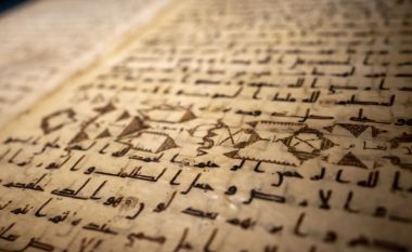 Faqet e Kuranit, një ndër më të vjetrit në botë, ekspozohen në Muzeun e Luvrit në Paris