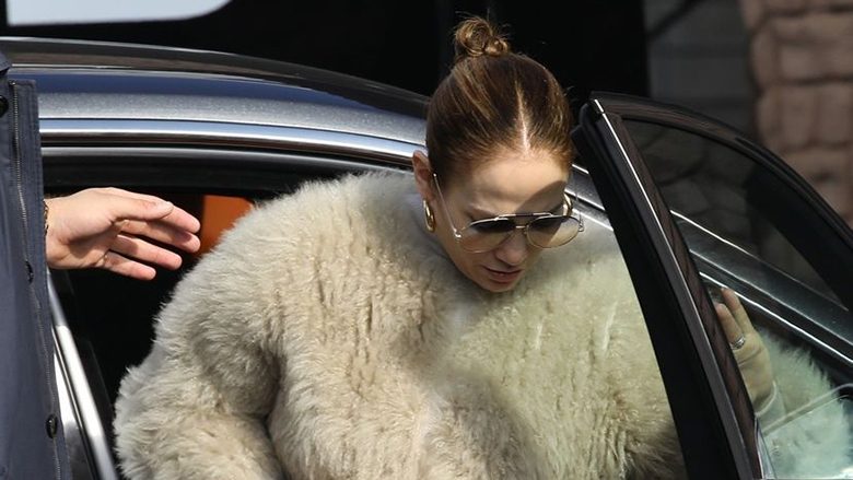 Jennifer Lopez ka veshur një kombinim ideal dimëror: Ka kombinuar një pallto të shkurtër gëzofi dhe xhinse