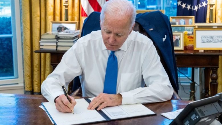 Biden nënshkruan ligjin e shpenzimeve prej 1.7 trilion dollarësh – 45 miliardë do të shkojnë për Ukrainën