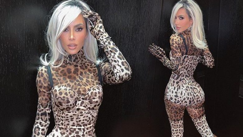 Kim Kardashian merr vëmendjen me kostumin e leopardit, teksa thekson linjat e trupit