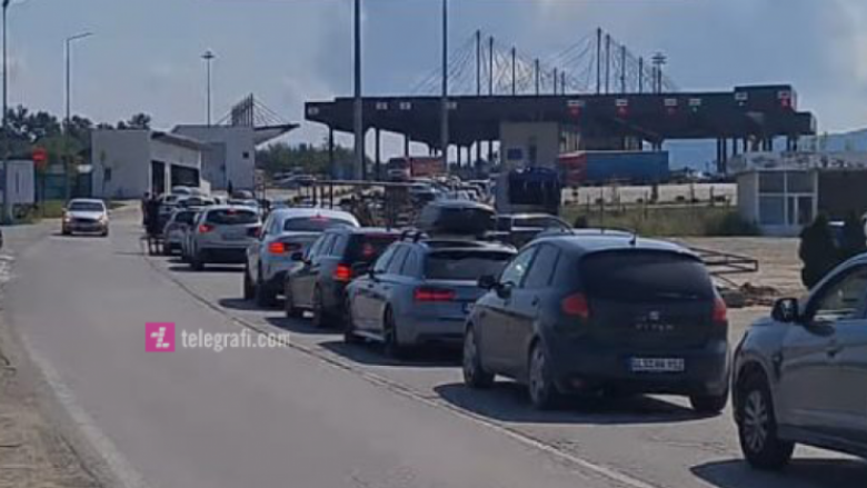 Katër orë pritje në vendkalimet kufitare me Serbinë, kolona e veturave deri në 2 kilometra