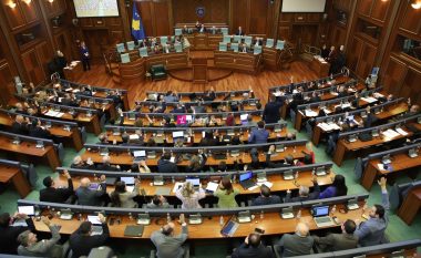 Kuvendi shqyrton me procedurë të përshpejtuar Projektligjin për Pagat dhe Zyrtarët Publikë – opozita kërcënon se mund të përfundojnë në Kushtetuese