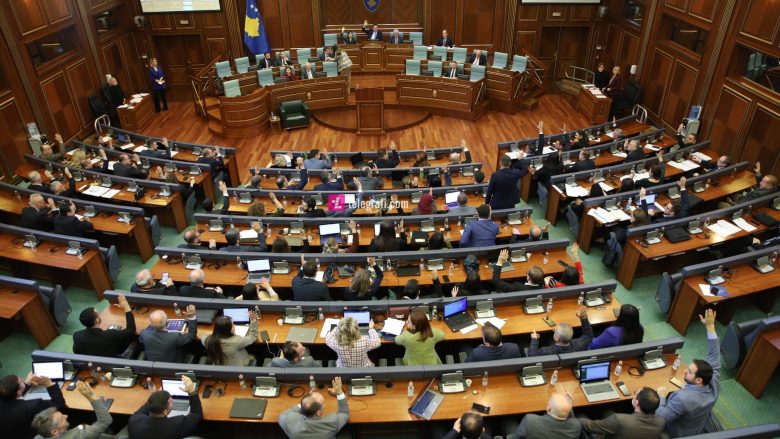 Kuvendi shqyrton me procedurë të përshpejtuar Projektligjin për Pagat dhe Zyrtarët Publikë – opozita kërcënon se mund të përfundojnë në Kushtetuese