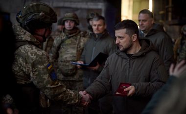 Nuk ka vend në Bakhmut që “nuk është i mbuluar me gjak”, thotë Zelensky