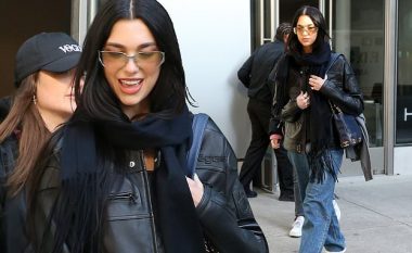 Dua Lipa shfaqet me shumë stil rrugëve të New Yorkut, teksa qëndron e ngrohtë e veshur me një xhaketë lëkure