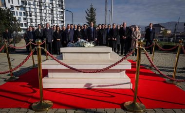 Abdixhiku bën homazhe te varri i presidentit Rugova: Me anëtarësimin e Kosovës në NATO dhe BE i japim fund një ëndrre të nisur 33 vite më parë
