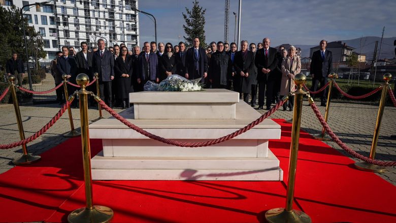 Abdixhiku bën homazhe te varri i presidentit Rugova: Me anëtarësimin e Kosovës në NATO dhe BE i japim fund një ëndrre të nisur 33 vite më parë