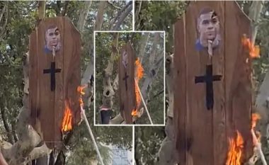 Çmenduria e madhe, tifozët e Argjentinës djegën arkivolin me fytyrën e Mbappes në paradën e trofeut të Kupës së Botës