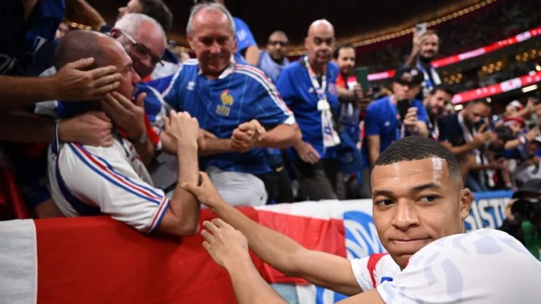 Tifozi i Francës reagon pas goditjes që mori nga ‘raketa’ e Mbappes përpara gjysmëfinales së Kupës së Botës