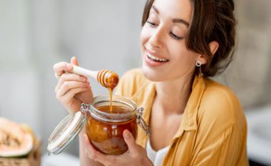 Përfitimet e shumta shëndetësore nëse hani dy lugë mjaltë në ditë