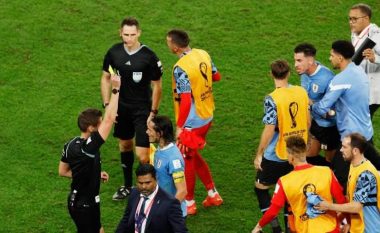 Nervozizëm e lot për eliminimin nga Kupa e Botës, lojtarët e Uruguait tentuan t’i sulmonin gjyqtarët – Cavani rrëzoi edhe monitorin e VAR-it