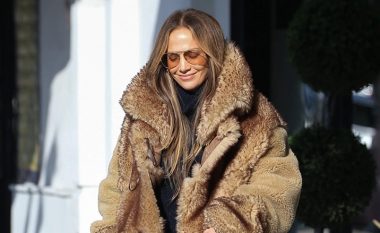 Jennifer Lopez me çizmet që i adhurojmë! Modeli më i mirë për dimër dhe nuk e lëshojnë shiun as borën