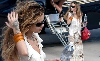 Rita Ora shkëlqen me dukjen dhe fustanin transparent në Karaibe