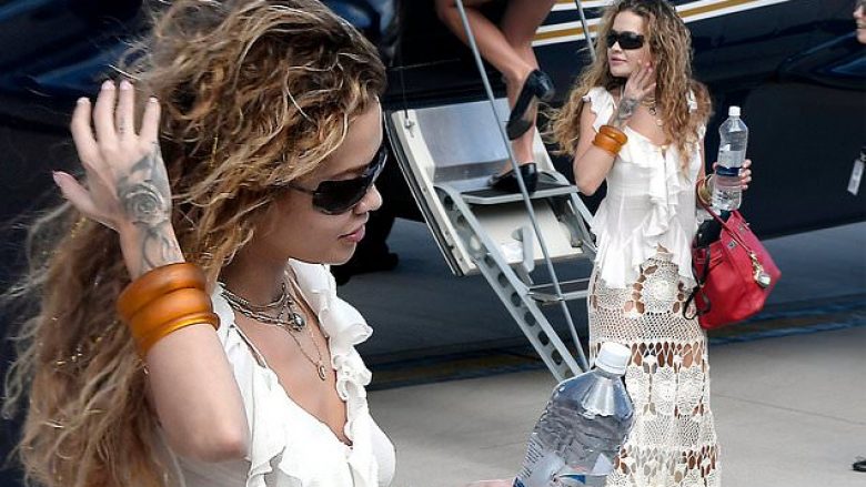 Rita Ora shkëlqen me dukjen dhe fustanin transparent në Karaibe