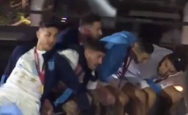 Yjet e Argjentinës për pak sa nuk u rrëzuan nga autobusi gjatë festës – Messin me shokë i pengoi një kabllo
