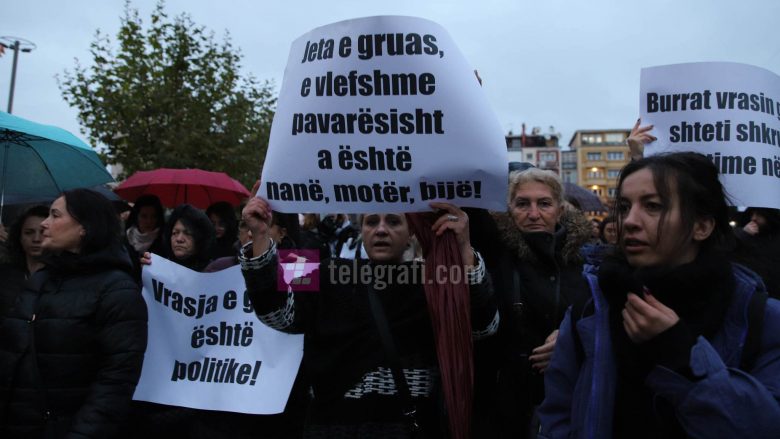 Protesta në Prishtinë: "Vrasja e grave nga burrat të trajtohet si urgjencë kombëtare”