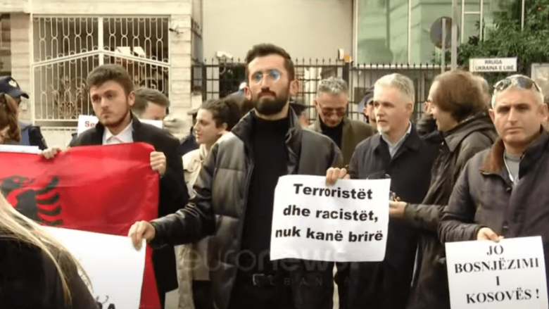 Tjetër protestë para ambasadës serbe në Tiranë, kërkohet të ndalohen provokimet ndaj Kosovës