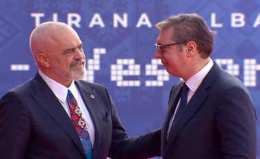 Vuçiq me deklarata kontradiktore nga Tirana: Serbia është afër Rusisë, por e përkushtuar ndaj procesit të integrimit në BE