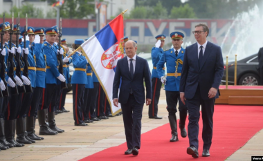 Çfarë i sjell Serbisë konfrontimi me Perëndimin?