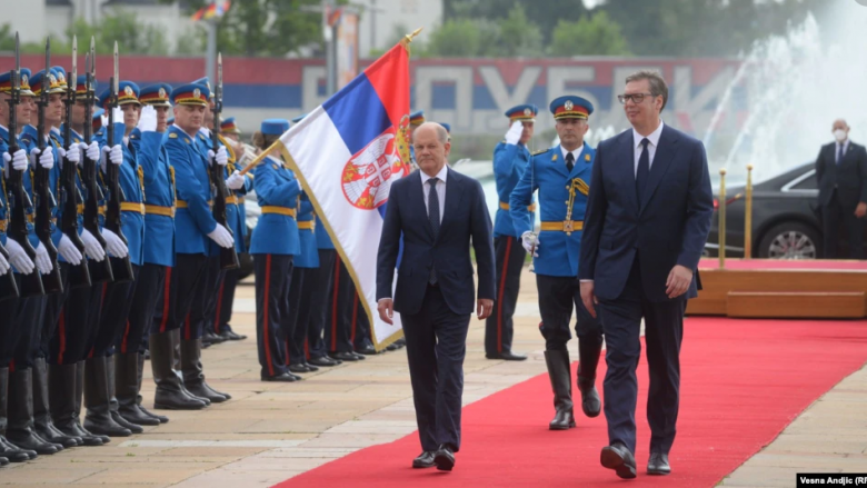 Çfarë i sjell Serbisë konfrontimi me Perëndimin?