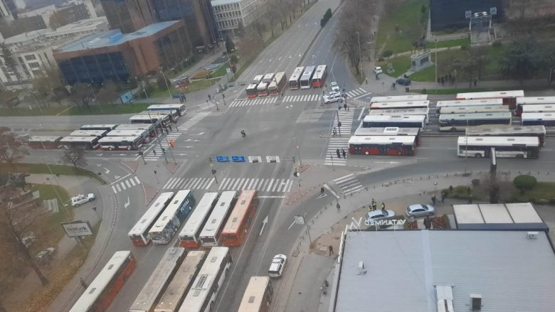 Shkupi mbetet i paralizuar, vazhdon bllokada e transportuesve privat