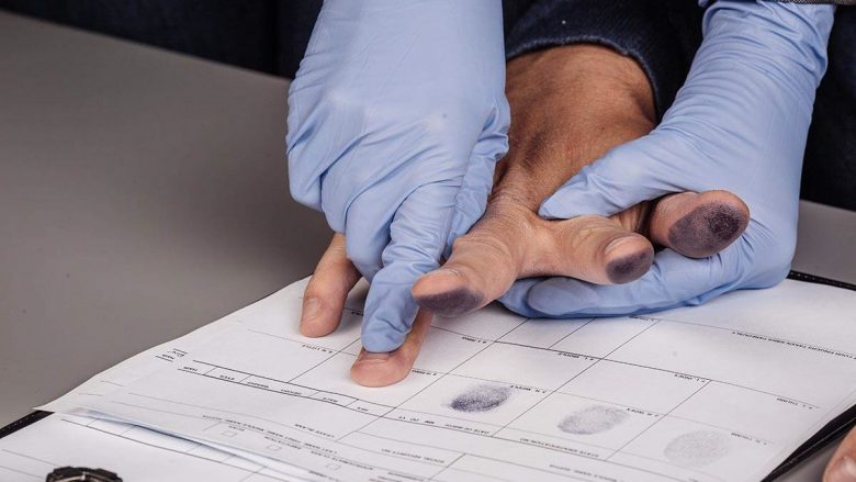 Përveç zbulimit të autorit të një krimi, një gjurmë gishti mund të tregojë diçka tjetër?