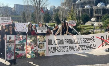 “Patriotizmi në liri është t’i bojkotojmë produktet e Serbisë”, “Duaje tënden” – studentët mbajtën protestë në Prishtinë