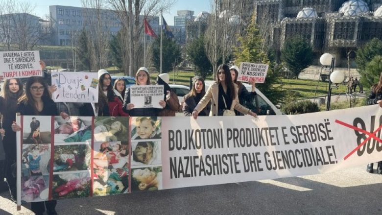 “Patriotizmi në liri është t’i bojkotojmë produktet e Serbisë”, “Duaje tënden” – studentët mbajtën protestë në Prishtinë