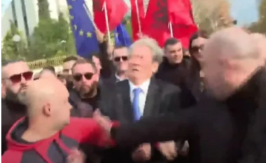 Sulmohet Berisha gjatë protestës në Tiranë