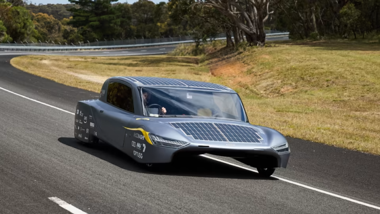 Vetura elektrike australiane me energji diellore përshkon 1,000 kilometra me një karikim