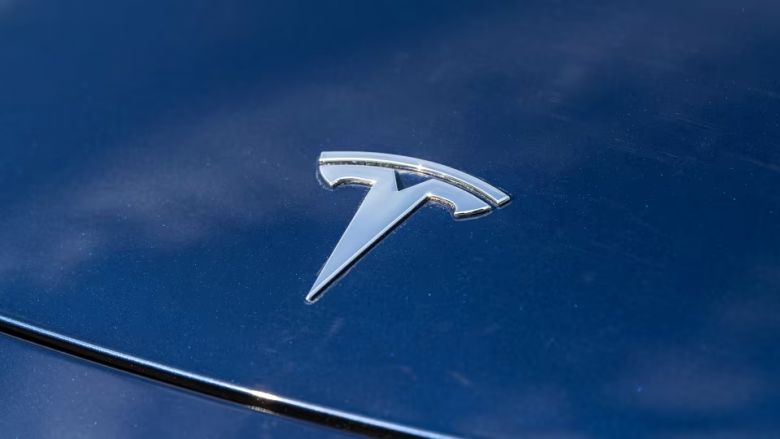 Teknologjia autonome Tesla fajësohet për grumbullimin e tetë makinave në SHBA