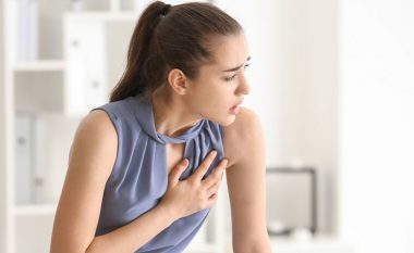 Përqindjet e disa prej simptomave që mund të shfaqen te femrat para një sulmi në zemër