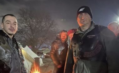 Drejtuesi i “Ujqërve të Natës” konfirmon se anëtarët e këtij grupi ekstremist rus gjenden në barrikada në veri të Kosovës