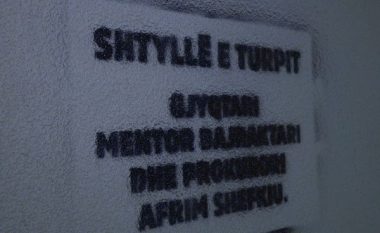 Në Prishtinë grafite ndaj gjyqtarit dhe prokurorit në rastin e ish-policit Pantiq